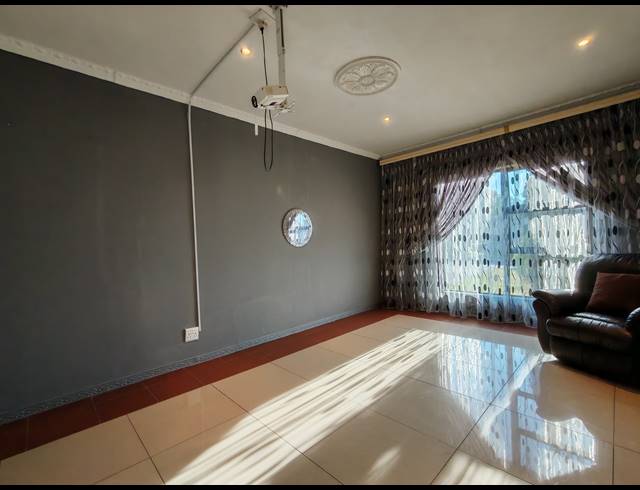 6 BEDROOM HOUSE FOR SALE IN THREE RIVERS EAST